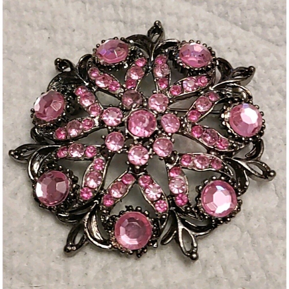 Beautiful Vintage brooch pin pink color glass rhinestone Pewter Tone